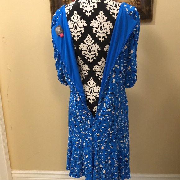 Vince Camuto off v-neck, pretty scrunched shirt sleeves fit & flare dress - Picture 6 of 15